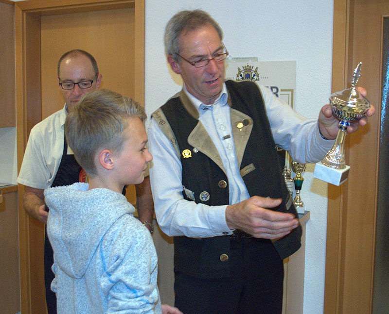 Nikolas Zagora mit Schützenmeister Edmund Bayrhof