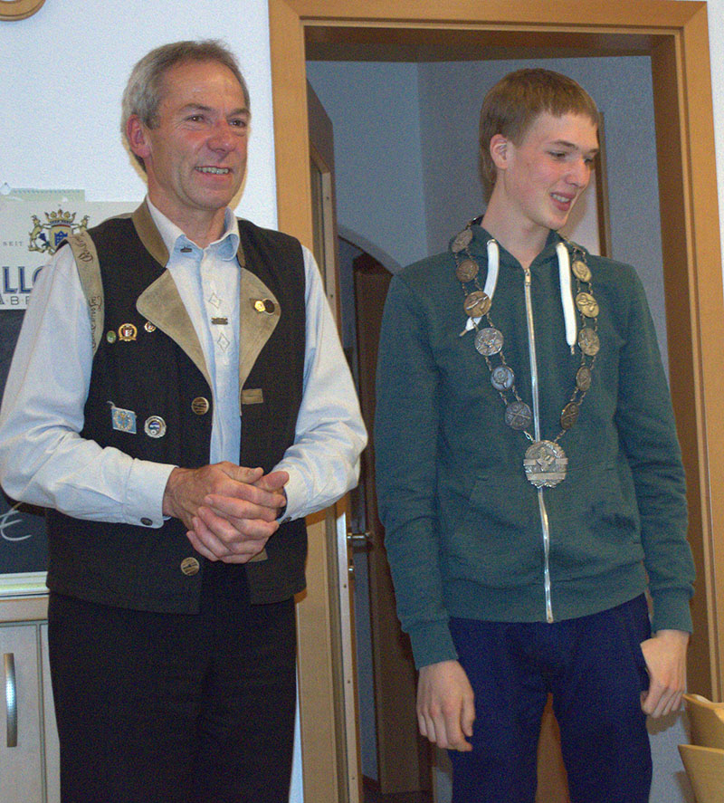 Schützenmeister Edmund Bayrhof mit letztjährigem Schützenkönig Tobias Beck