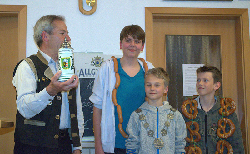 Edmund Bayrhof überreicht den Jugendkönig-Krug an Nikolas Zagora