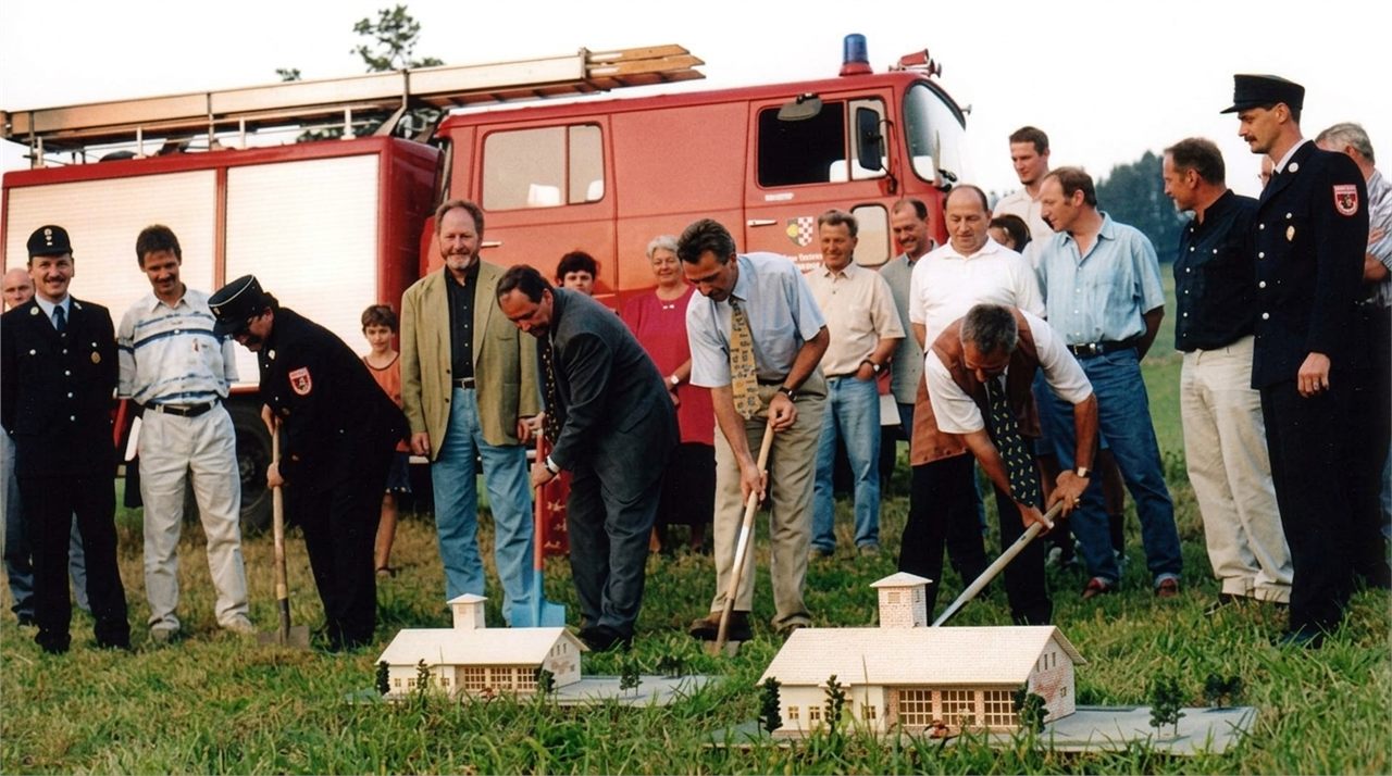 Beim Spatenstich v.l. Kommandant Norbert Bentele, 1. Bgm. Anton Klotz, 1. Schützenmeister Edmund Bayrhof und 1. Vorstand Feuerwehr Matthias Amann