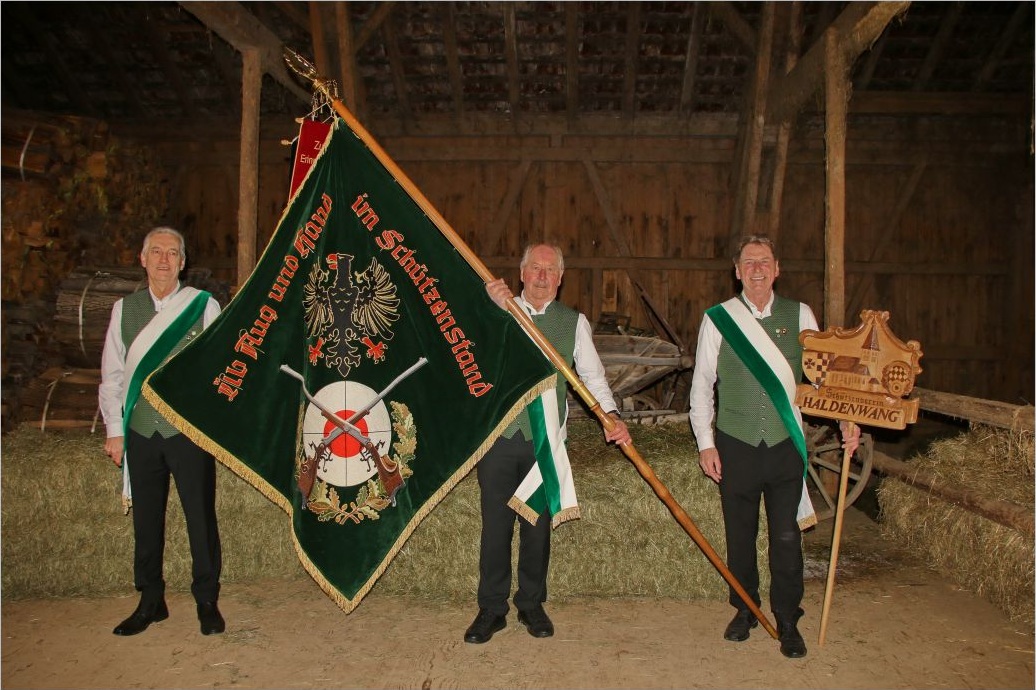 Manfred Lembeck und Hans Rauh als Fahnenbegleiter mit Fritz Abel als Fähnrich
